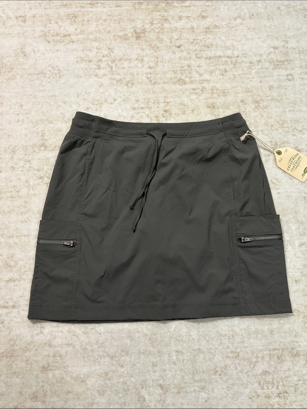 NWT TELLURIDE L  Olive  Active Cargo Skort with two zipper pockets